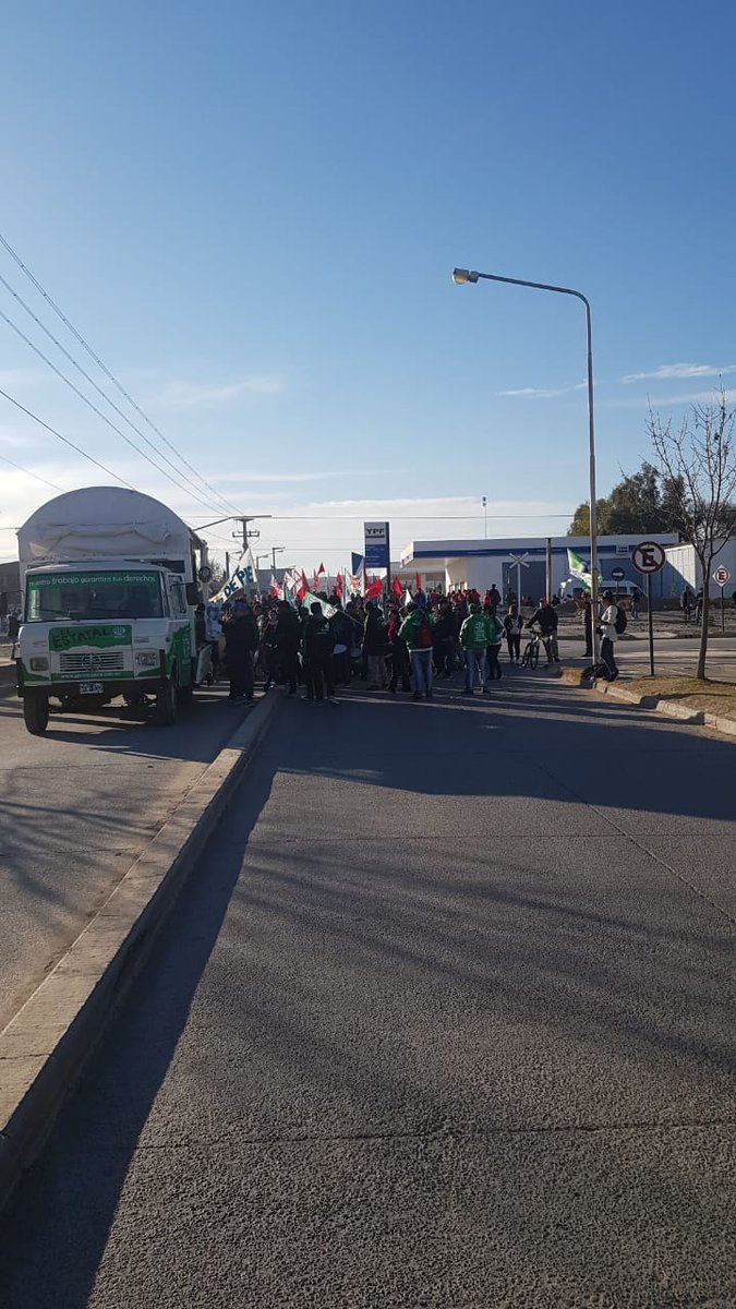 manucurcho's tweet photo. #PreColoquioIdea #VacaMuerta #Neuquén Adentro, el pte @mauriciomacri en @IdeaArg afuera @ATE_neu @AtenPrensa y movimientos sociales. Dos Argentinas, dos realidades. https://t.co/JTaYfdHYs8