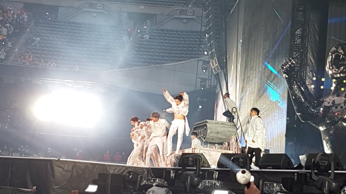 CarrieeeMcA's tweet photo. I'm so thankful for the 🍀 and fate that drew me into your world. Bcoz of u I have my wonderful friends, my happy place, my memories. You are truly once in a lifetime, and I'm so grateful I caught it.
#BTSIsMyHotPocket
#6YearsWithOurHomeBTS
#BangtanAttic #6YearsWithBTS @BTS_twt https://t.co/IJELwz7thX