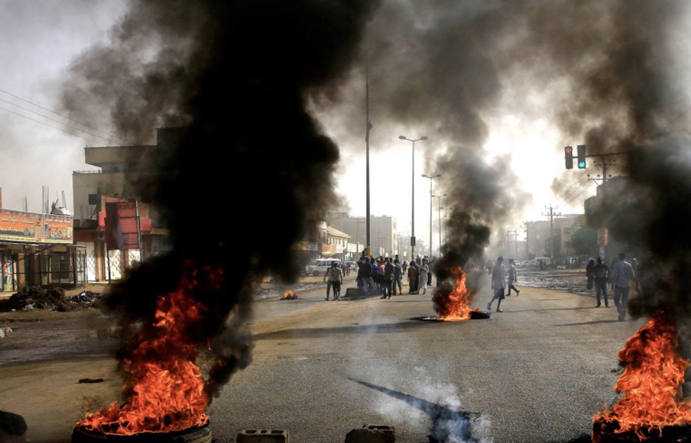 cosmicxmo's tweet photo. Sudanians have been peacefully protesting for a democracy. The #Sudan Government responded with a massacre; over 500 killed, 723 injured, 650 arrested, 60 raped, 1000+ missing, and 0 large news outlets talking about it. As humans helping humans, spread awareness #SudanMassacre https://t.co/vwZZjSTlc0