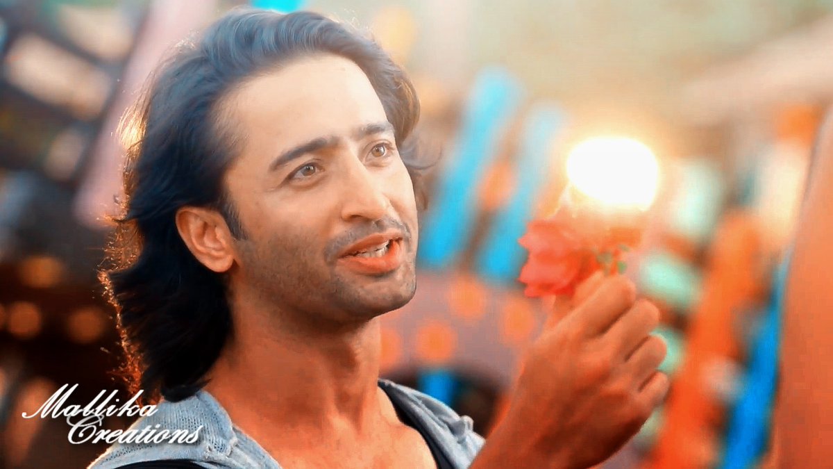 "Dil mera machalgaya jaise chand raat mein morni. Mere naseeb mein likhi hai ek angry si chorni."His reference to the nickname he had lovingly attributed to her makes Mishti smile despite herself. Having never experienced love before these emotions+  #YehRishteyHainPyaarKe