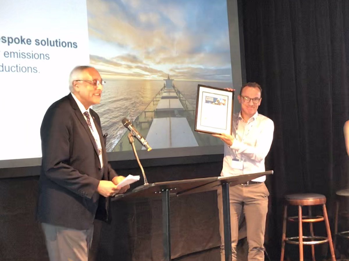 MsMaritimeCL's tweet photo. @Rightship Anuj Chopra presenting @Cargill ‘s Jan Dieleman a carbon offset certificate for their Customer Freight Forum in NYC https://t.co/4oz5sCoQfZ