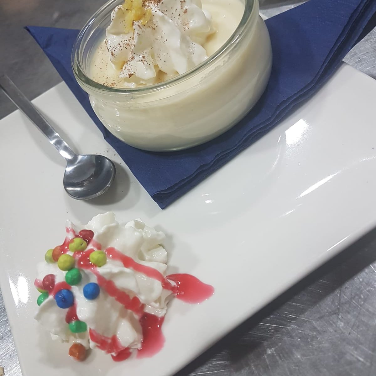 LosTorneros's tweet photo. Nos gusta realizar nuestros propios postres...Os apetece un mousse de limon??
Bar Restaurante Los Torneros
Pol. Ind. El Torno. Ronda de los Torneros, 55 (junto a ITV)
#postrescaseros #restauranteutrera #barutrera #lostorneros #eventosutrera #celebracionesutrera #tapearenutrera https://t.co/lytuJmkdnp