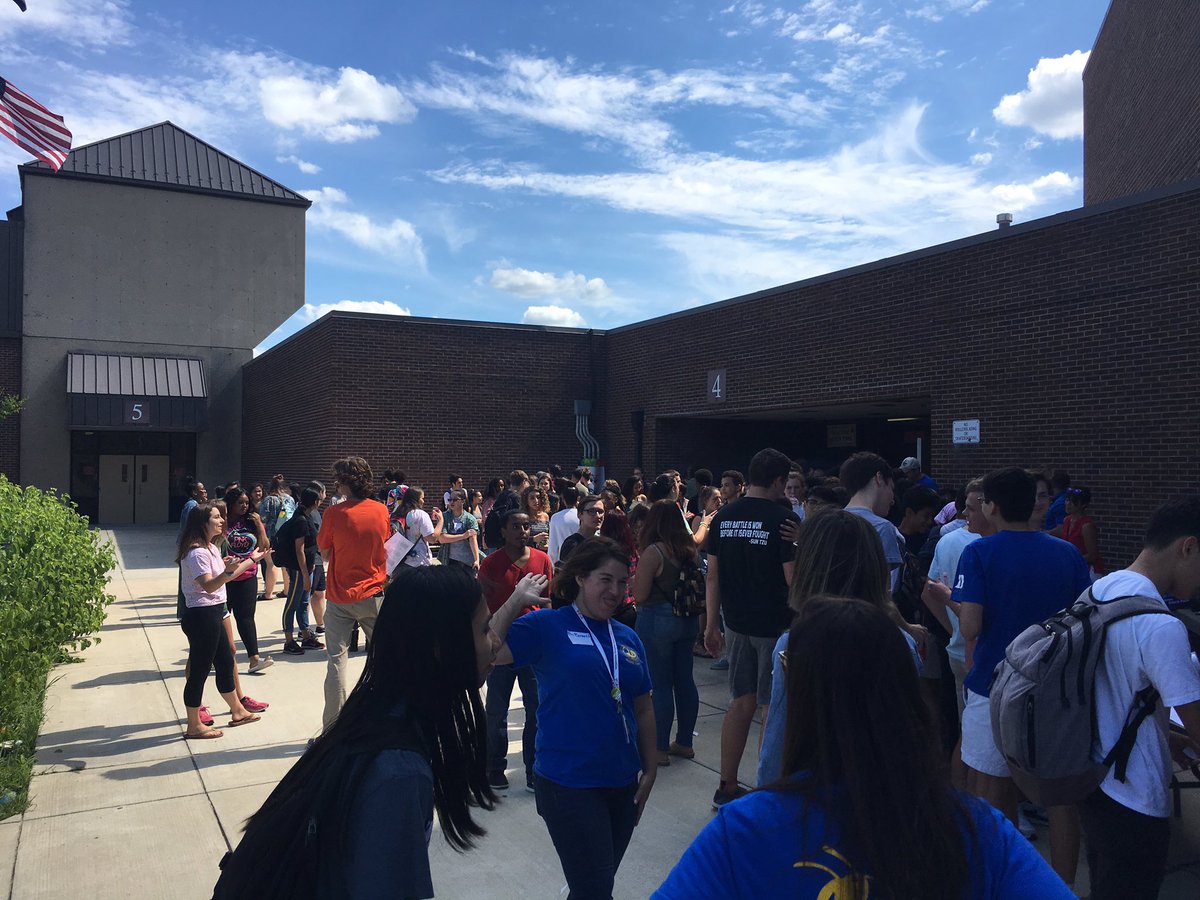 JeffersonIBMYP's tweet photo. TJMS Alumni BBQ is AMAZING! Best of the best!!#APSisAwesome #TJMSRocks https://t.co/VS2akd6Qat