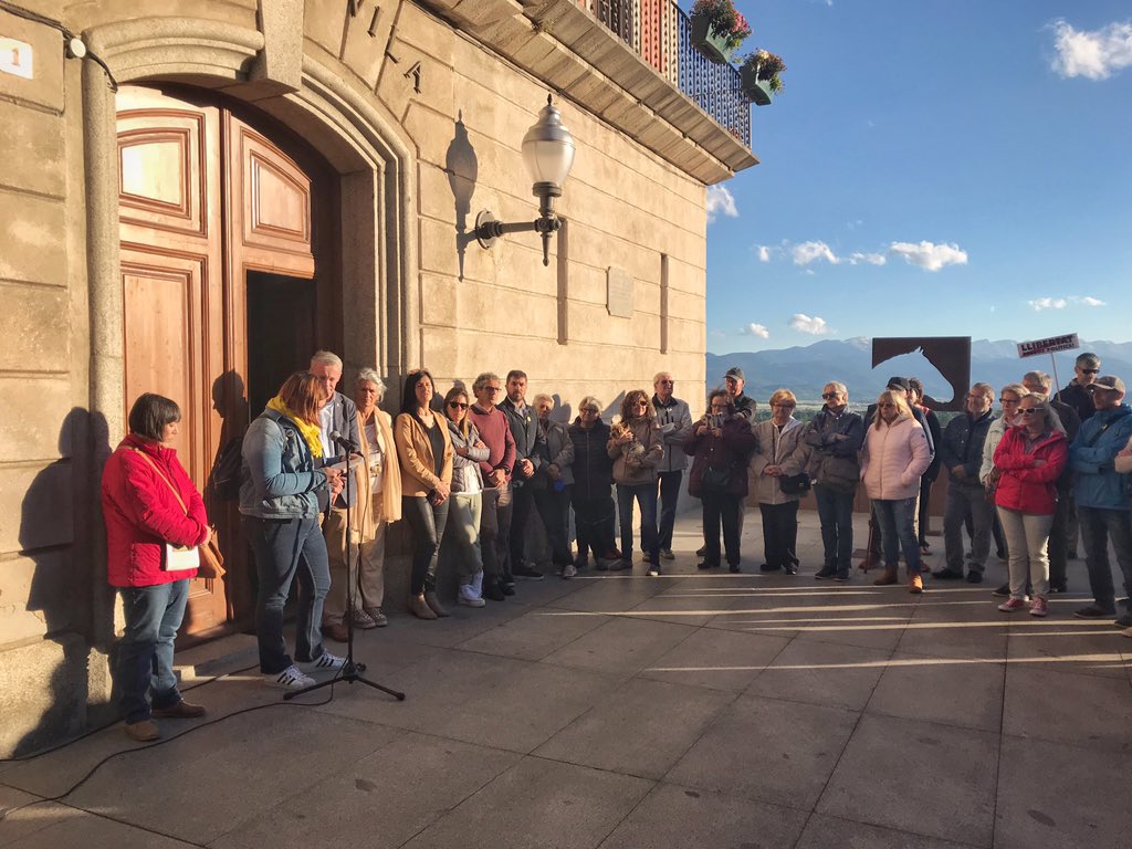 omniumcerdanya's tweet photo. #Cerdanya ha sortit al carrer per denunciar la repressió i defensar que l’autodeterminació és un dret! Mai no renunciarem a la nostra llibertat. #HoTornaremAFer #AcusemLEstat https://t.co/xOTVeMx29Q