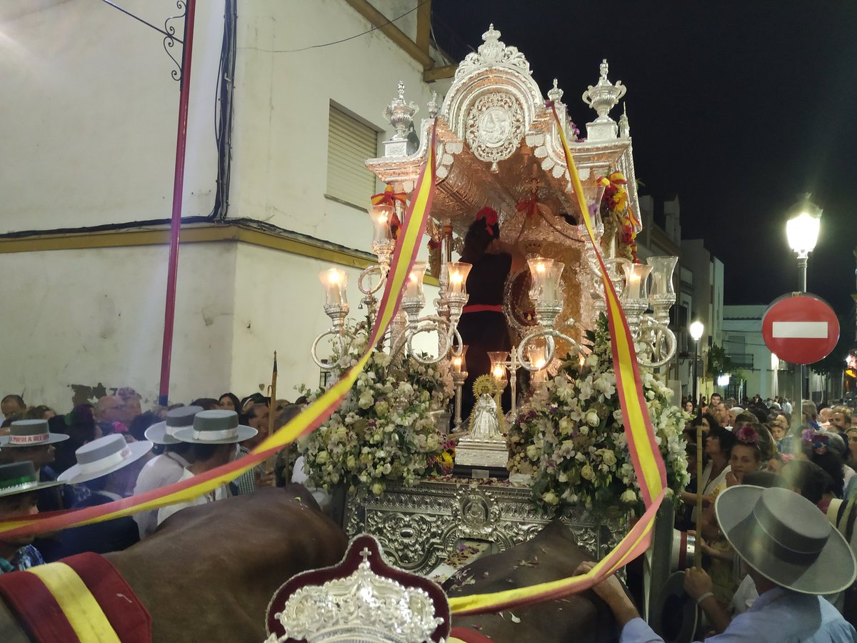 #ElRocío19 | La @HdadRocioPuebla ya se encuentra en la puerta de la Parroquia de Nuestra Señora de la Granada. #RocíoLPDR19 #LaPueblaRociera