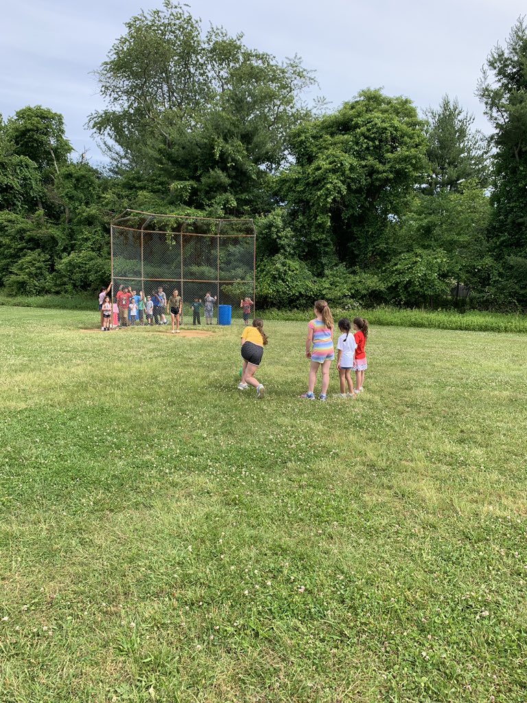 CRAGrimshaw's tweet image. 5th grade had so much fun teaching our @CRAGueci  1st grade #PBS #BuddyClass how to play kickball today!  #RoleModels #Kindness