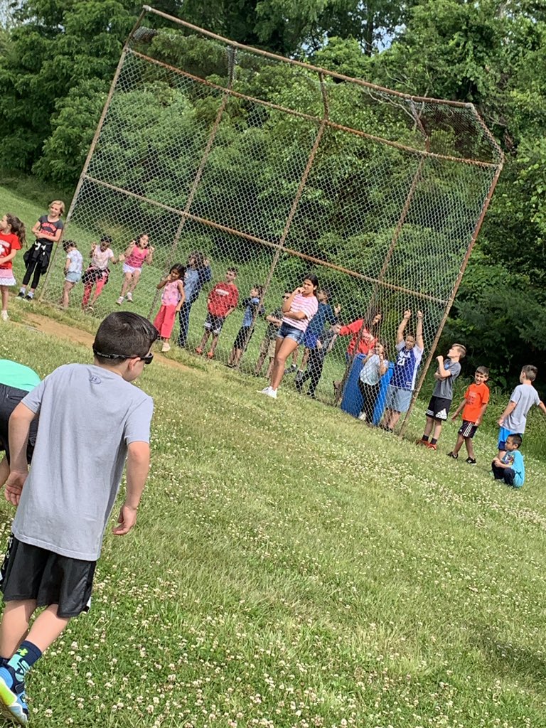 CRAGrimshaw's tweet image. 5th grade had so much fun teaching our @CRAGueci  1st grade #PBS #BuddyClass how to play kickball today!  #RoleModels #Kindness