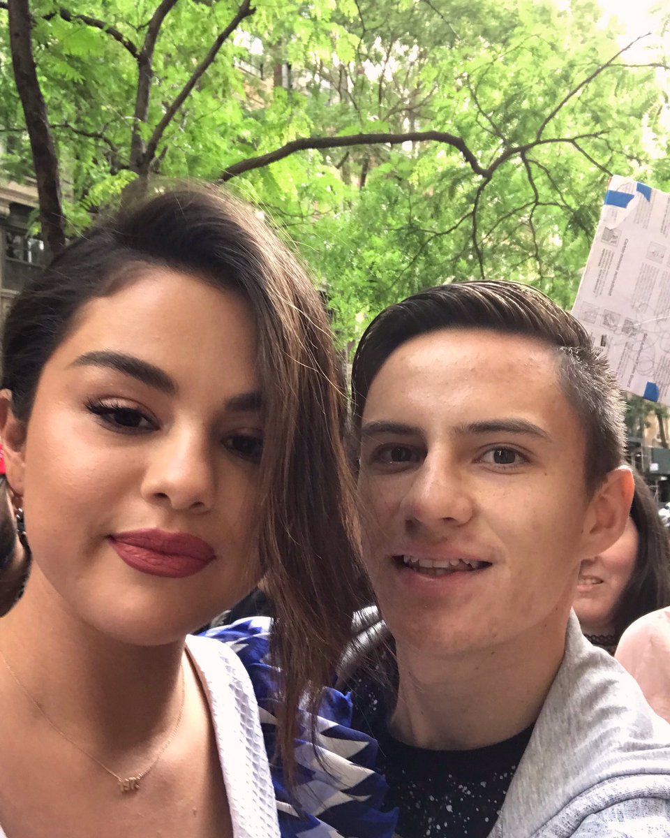 DvsantiDv's tweet photo. @DvsantiDv #icantgetenough with the #wolves in #waverlyplace...So I got #backtoyou feeling the #sameoldlove 💕 a #badlair with his #handstomyself ?! #itaintme .Such a great #humility from #newyorkcity by @selenagomez 🧞♀️✨🔮 , #KellyandRyan #SelenaGomez https://t.co/czBZieCdLA