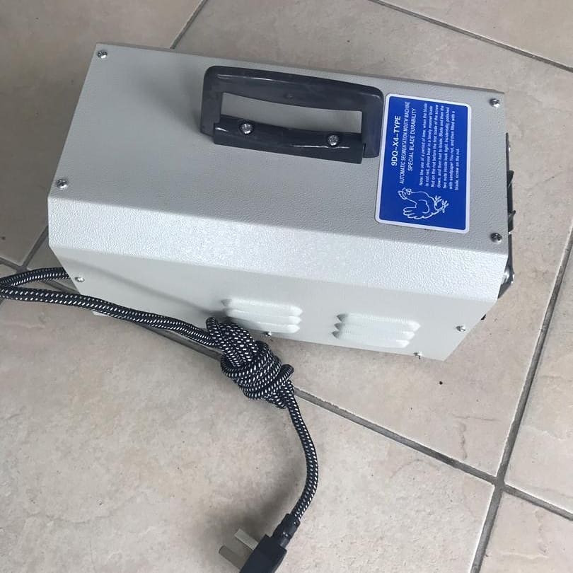 MifugoTz's tweet photo. #MASHINE YA KUKATIA #KUKU #MIDOMO NI AUTOMATIC NA YA UMEME
#Mashine hii inakata #midomo na kukausha damu hapo hapo.
Faida za kukata Kuku midomo
a. #Kutodonoana #Kuku hadi kuuwana
b. Kutodonoa #mayai na kuyapasua hovyo kusababisha hasara.
c. Kula chakula vizuri
@kilimo_tz https://t.co/ZUOqBTviLt
