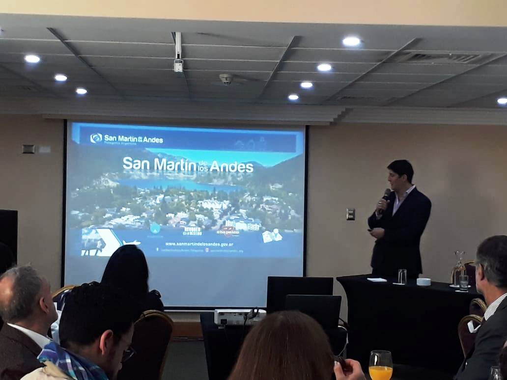 BureauSMA's tweet photo. Representantes del Bureau de Eventos de San Martín de los Andes acompañan a @neuquentur , @TurismoSMAndes  @Turismovla @cerro_chapelco en conjunto con Mar del Plata, a la presentación de los destinos a los más importantes operadores turísticos de Santiago de Chile. https://t.co/Cvu7wFf8r5