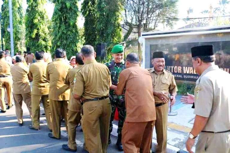 firdaus_dadan's tweet photo. Bolos Saat Apel Hari Pertama Kerja, Sebelas ASN Cilegon Akan Terima Sanksi https://t.co/erzNECN1U6 https://t.co/Ocpsue4e3P