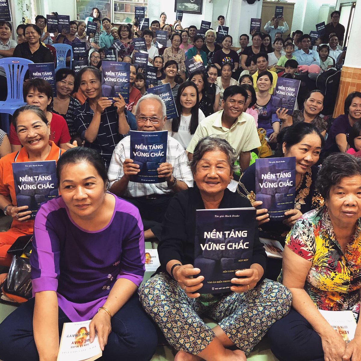 markdrakeint's tweet photo. We freely gave 4000 copies of Rock Solid in Vietnamese to leaders through the country of Vietnam. For more see us at https://t.co/H524OC46Vb.
#vietnam #rocksolid #rocksolidinvietnamese #discipleship #newopendoors #amazingtrip #praywithus https://t.co/BWJy8axIqq