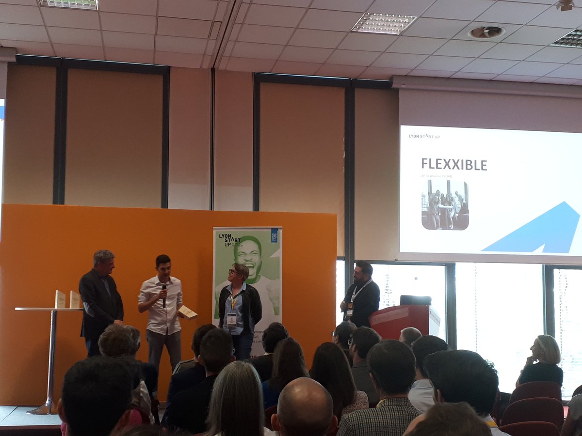 lyon_startup's tweet photo. #finale #remisedeprix #LSU8
🥉 @JEROMESALORD de @SanteVet, Valérie Chazaud de @3pointQUATORZE et @TaponnierA de @697IA remettent le 3eme Prix à Flexxible !
Félicitations ! 👋👋 https://t.co/YSppTVxTAp