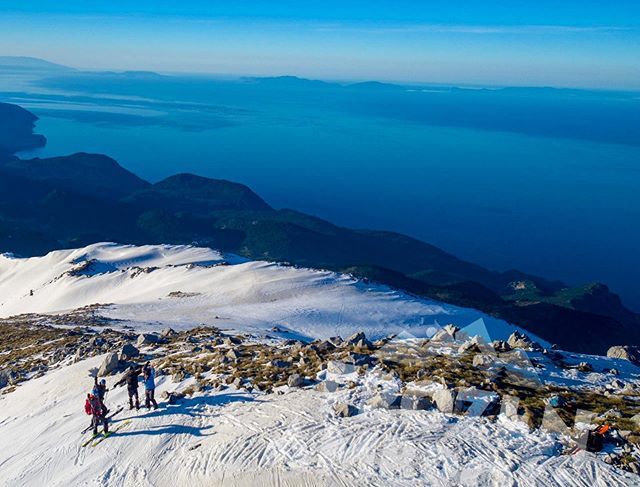 frozen_ambrosia's tweet photo. Enjoying the view of the Sporades island cluster from the summit of Dirfys. This was one of several epic days on Dirfys this past season. Saving the action shots for the 🎥 teaser! #herasangels #dirfys #evia #skitouring #aegeansea #greece🇬🇷 @youth_rides @eirini_kafaraki @sirm… https://t.co/6ic35ik4uM