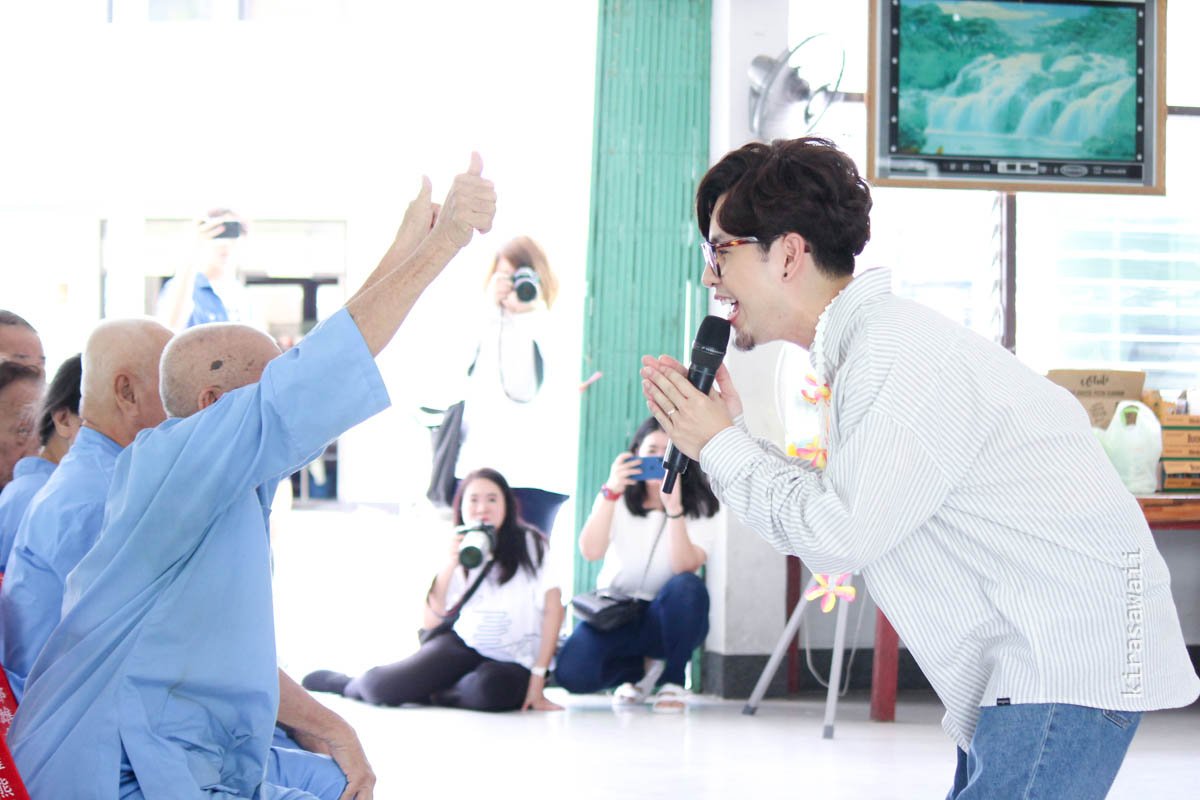 killer_i's tweet photo. @Tom_Isara #TomIsara กับคุณอาคุณลุงของเขา คุณลุงยกนิ้วให้ 2 มือ ชูสุดแขนเลย น่าร้ากกกกก
#TomIsara3rdmeet https://t.co/B3xzP8w1WN
