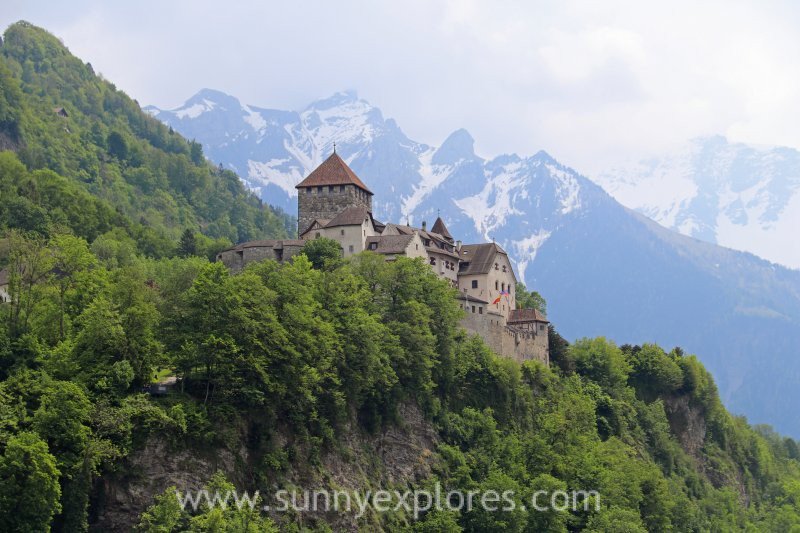 SunnyExplores's tweet photo. New #travelblog on #sunnyexplores visiting #vaduz in #liechtenstein 
https://t.co/Lo16HIs9uw #travel #travelTip https://t.co/bLNUBdnmsQ