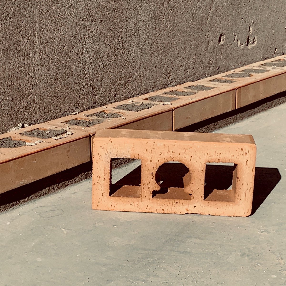 vmate1980's tweet photo. #replanteos #aparejos #aparejador #ladrillocaravista #lineasdesombra #arquitecturatecnica #trabajosbienhechos primera hilada de forrado de #LCV colocada, mañana más! https://t.co/rWyLJwKyWI