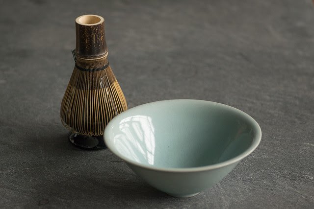 This true masterpiece in celadon comes to us directly from the workshops Mr Yen Wei En, a meticulous Chinese artist.This form of chawan is known as "Natsu Chawan" or "Summer Chawan" because matcha cools faster in a bowl with a large aperture like this.

ow.ly/ZraL50ut55p