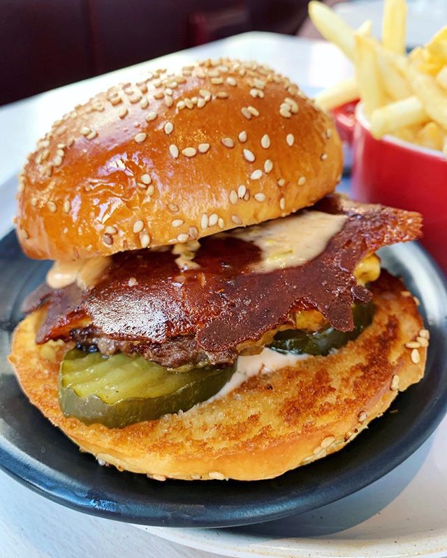 jeaniusNYC's tweet photo. The #FriedCheese #Burger by Chef @alvincailan at @theusual_nyc is next level! #🍔 It’s a combination of three legendary styles: Oklahoma fried #onionburger, Tennessee deep #friedburger and the Connecticut #crispycheese burger. Made by the host of @fi… https://t.co/wI1zRNrE8m https://t.co/gnaOhtFGkN