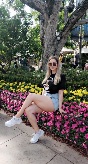 I am so happy to be back in Cali again for E3 😍  If you see me at the convention, come say hi! I don't