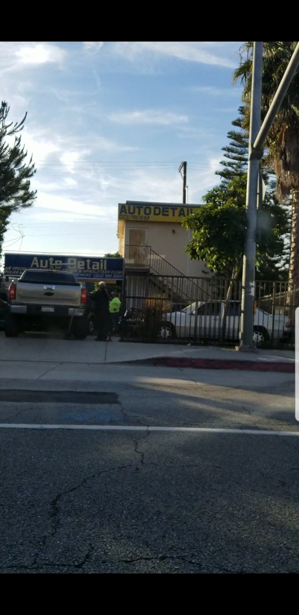 CityTerrace_LA's tweet photo. @HildaSolis Illegal auto repair wrecking havoc to neighborhood you oversee. Citizens complain for years. 4263 City Terrace. Please help us. @EastLALASD @KTLA https://t.co/Rdj8e22f2x