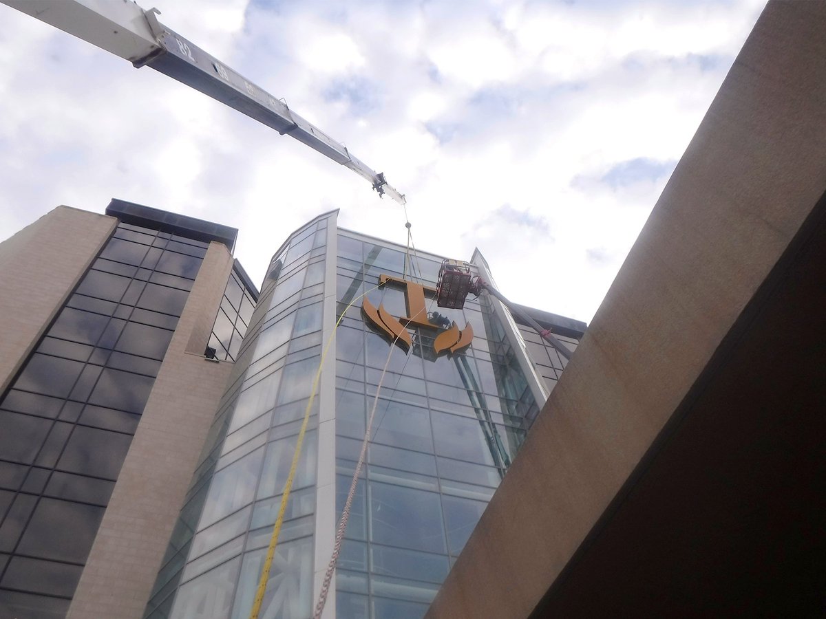 bakerssignstx's tweet image. More great pics of the Tomball Hospital rebrand/sign removal. Those of us that have lived in or around Tomball are going to miss that sign but new sign pics to come... #signremoval #rebranding #bakerssigns