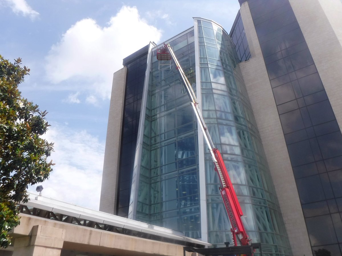 bakerssignstx's tweet image. More great pics of the Tomball Hospital rebrand/sign removal. Those of us that have lived in or around Tomball are going to miss that sign but new sign pics to come... #signremoval #rebranding #bakerssigns