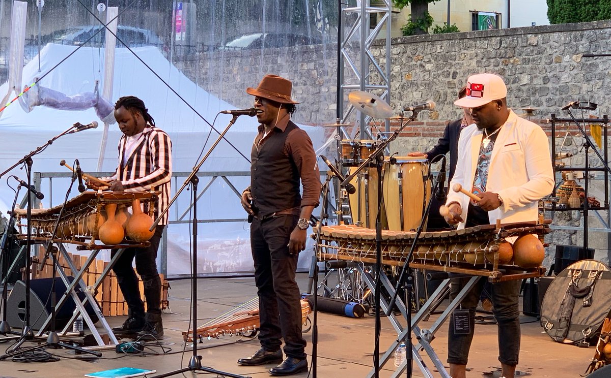 VilledeReims's tweet photo. Malgré la météo, belle ambiance avec @KanazoeOrkestra pour la soirée d’ouverture de #UnEtéAReims dans les jardins du #cryptoportique. Cette année une trentaine de #groupes et #artistes seront à découvrir jusqu’au 31 aout !
-> Le #programme : https://t.co/J9nru7P9zk https://t.co/Q9zJyrbeMa