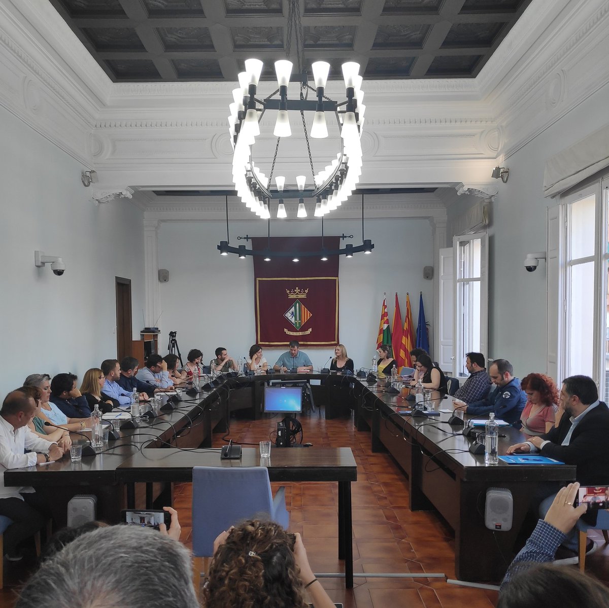 Avui es celebra el "ple de comiats" a #Cerdanyola.
Volem aprofitar aquest moment per donar les gràcies al Carles, l'Elvi, l'Ivan,  la Contxi, el Maurici i la Laura per la gran tasca que han fet durant aquesta 4 anys i haver iniciat el camí del canvi que lluitarem per recuperar.