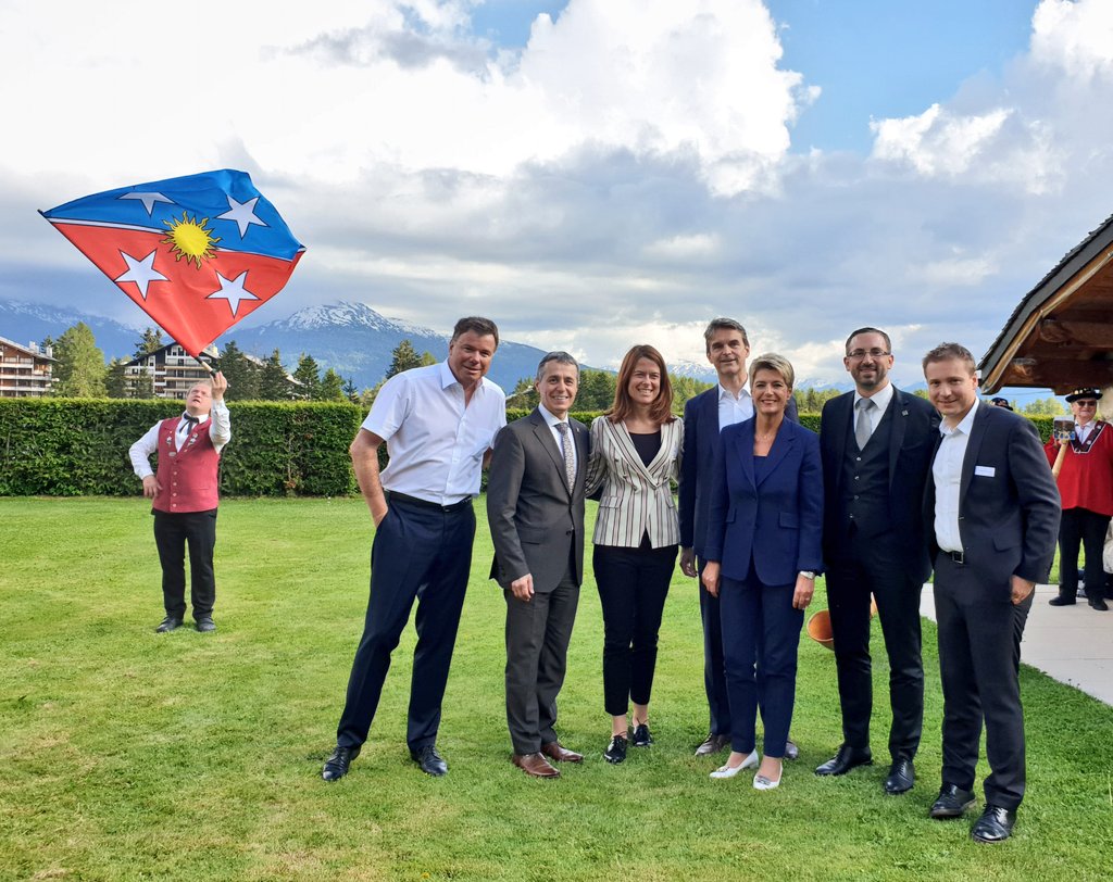 Ein freisinniges Familienfoto als Gruss vom Fraktionsausflug ins #Wallis. Wir wollen, dass die Schweiz gemeinsam weiterkommt und packen die Herausforderungen von Gegenwart und Zukunft mit Willen und Optimismus an.
#FDPonTour @PetraGoessi @ignaziocassis #KKS #BeatWalti @nantermod