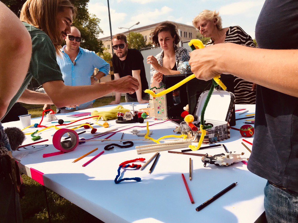 Carolin Silbernagel von @betterplace_org empfiehlt den Gästen beim #CityLabBerlin ausdrücklich: Zwischennutzungen ermöglichen, Netzwerke knüpfen, Freiräume erhalten! Wir haben schon mal angefangen, am Flughafen Tempelhof #Torhausfestival checkt thfnext.org