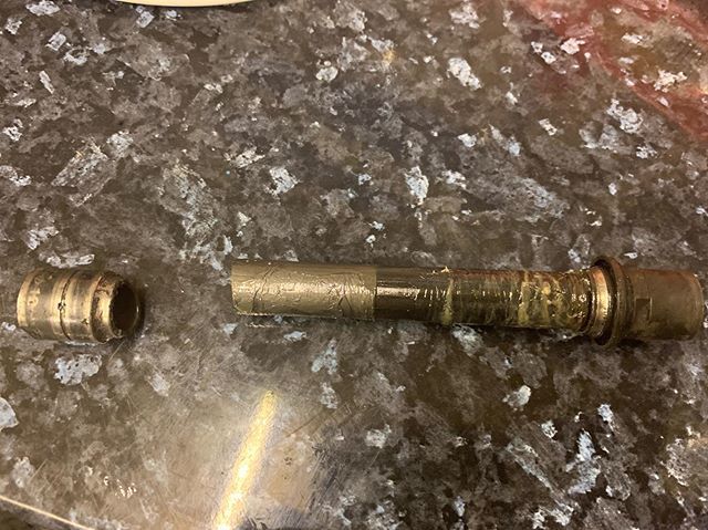 AtsCycles's tweet photo. Ow dear :( this client came in with a “wobbly wheel” new axle now fitted and a full bike service in progress #cyclemechanic #hub #axle #broken #bikemechanic #cyclerepair #cycleservice #bikerepair #bikeservice  #atscycles https://t.co/zp4KnoweOu https://t.co/ClSI5T1fFQ