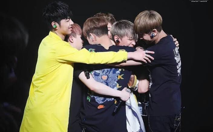 jaewonepics's tweet photo. iKON is 7 https://t.co/e2KHhTwcFp