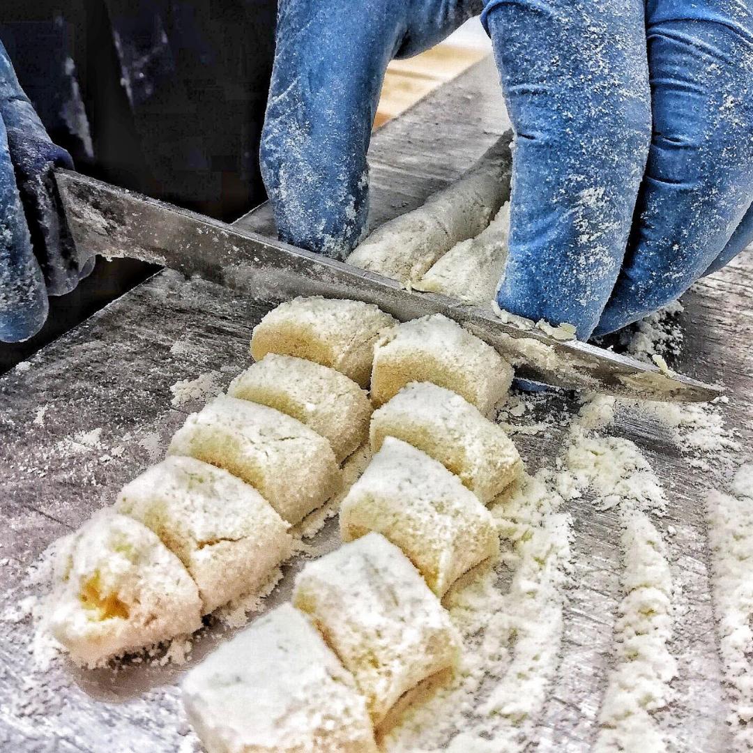 Frescobaldi_FLR's tweet photo. Fresh pasta is synonymous of simplicity, history, taste and genuineness. Every day we make our pasta with passion and professionalism. We put our heart into it ❤️

#frescobaldi #frescobaldifirenze https://t.co/lIwduS1Ulo