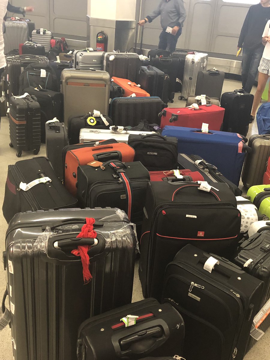 Von Berlin nach Köln zu wollen macht immer wieder Spaß und war bisher fast immer zu viel verlangt🤮 Flug annulliert und Kofferchaos! Ein Hoch auf die Organisation von Eurowings...NICHT! #Eurowings #BerlinTegel