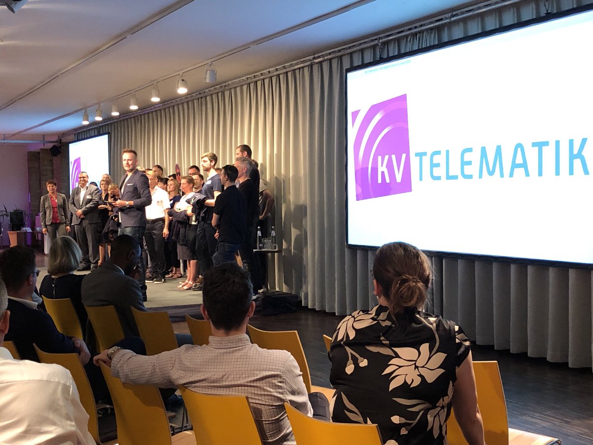 HashtagGesund's tweet photo. Aus KV Telematik wird https://t.co/RAsTuT0lFB! 🎉 Dr. Florian Fuhrmann holt das ganze Team der KVTG auf die Bühne und kündigt die Namensänderung zum Jahr 2020 an. @kbv4u https://t.co/ZUYWGlEc1H