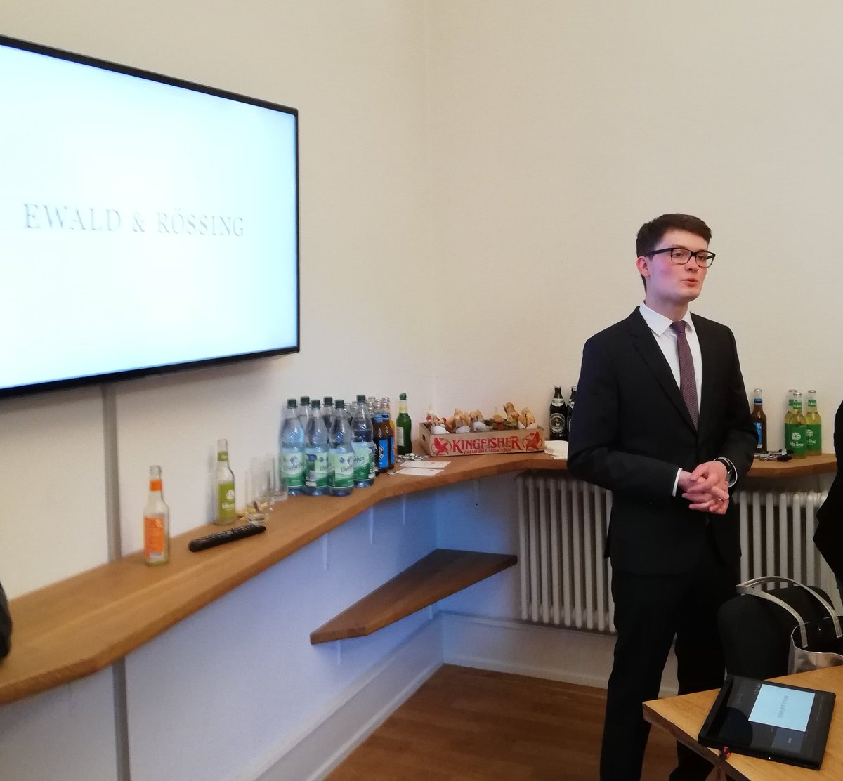 Unser Pressesprecher @derhatbock begrüßt die Gäste. Er ist nicht nur bei #kommo im Vorstand, sondern auch Werkstudent bei unserem Gastgeber Ewald &amp; Rössing. Danke schonmal für das tolle Catering! #YoungPRPros #YoungProfessionalsMeetUp <a href="/kommonverein/">KOMMON</a> <a href="/DPRGJournal/">DPRG Journal</a> #PR