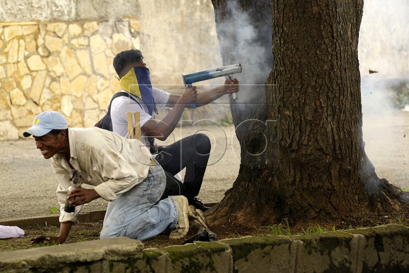 Ro_Sura's tweet photo. One year ago/ Hace un aΓ±o π·
Protester uses a handmade weapon during clashes with the National Police in the town of Jinotepe, Nicaragua, 12 June 2018.
#Nicaragua #OneYearAgo #Jinotepe #mortar #homemadeweapon #crisis https://t.co/7wHnhxQr0Y