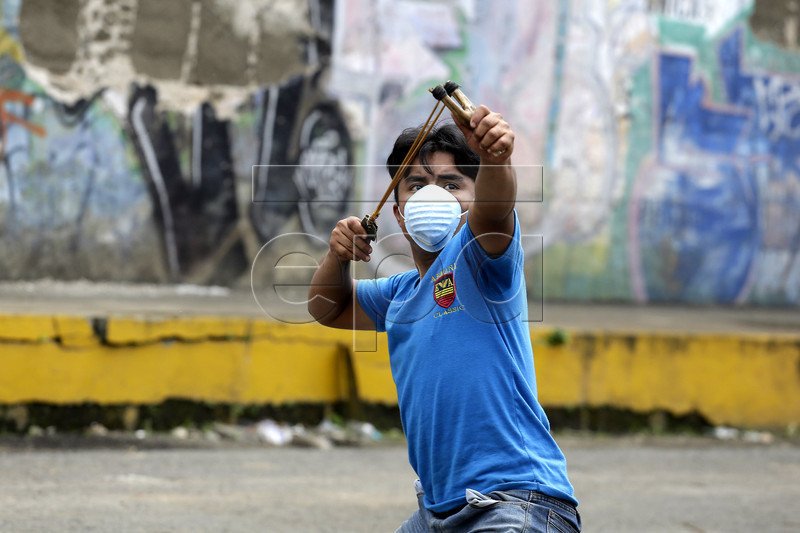 Ro_Sura's tweet photo. One year ago/ Hace un aΓ±o π·
Protester uses a handmade weapon during clashes with the National Police in the town of Jinotepe, Nicaragua, 12 June 2018.
#Nicaragua #OneYearAgo #Jinotepe #mortar #homemadeweapon #crisis https://t.co/7wHnhxQr0Y