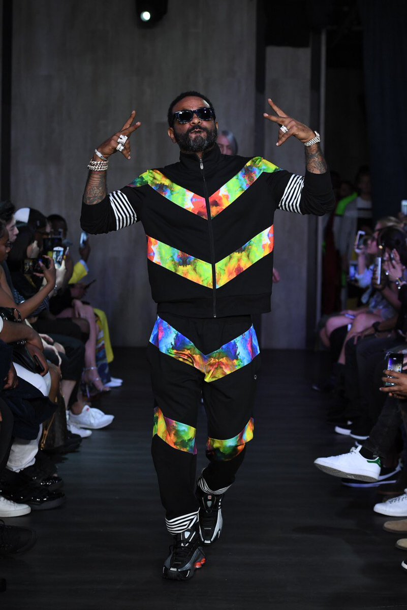 jimjonescapo's tweet photo. Forecast is drippy. Weather man Jim with the weather man print accents at NYFW @grungygentleman https://t.co/APENNz70ji