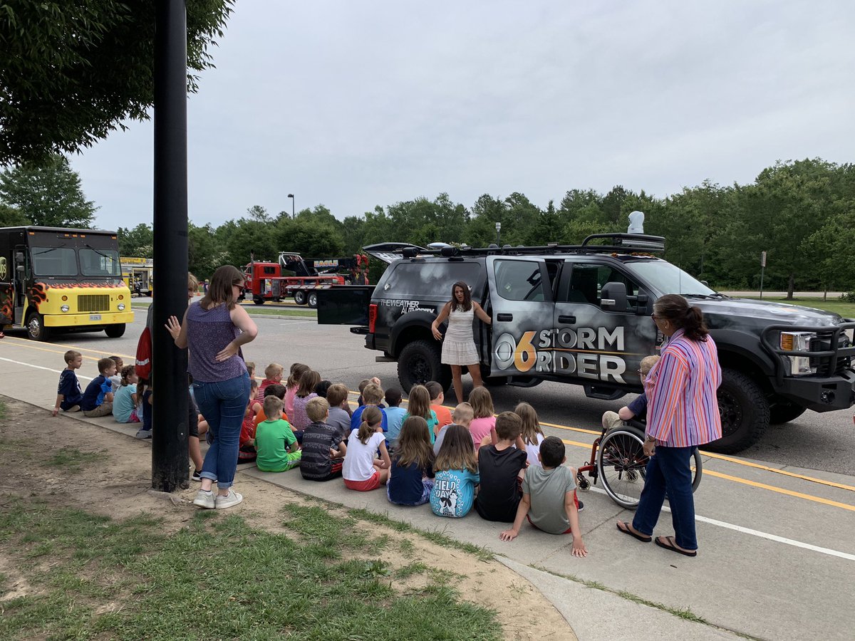 SRESCounseling's tweet photo. Another #careersonthemove in the books! Loved seeing all the faces of the students as they asked great questions and learned more about some awesome careers! They are why we do this! ♥️ #SpringRunFun @CBS6StormTeam @ccpdanimalsvcs @EagleTowing1 @IAFFL2803 https://t.co/Xr3G0KReXv