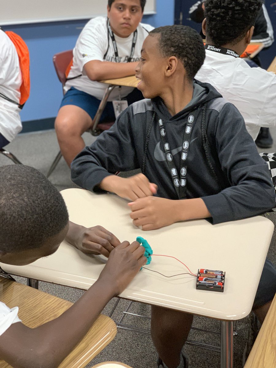 DeSotoISDCTE's tweet photo. Students are learning about circuits through the Best Buy Geek Squad Academy #STEMCamp2019 #GearUpPartnership https://t.co/Qkk4dLhbxd