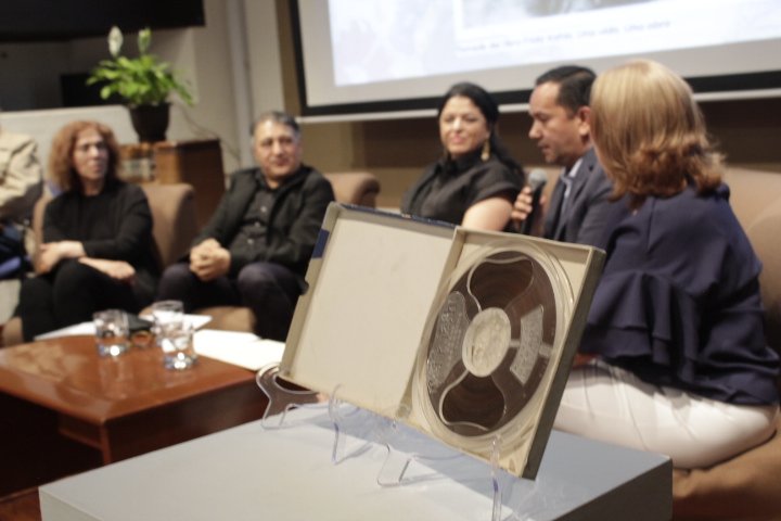 cultura_mx's tweet photo. #Entérate 📻

En la @Fonoteca, que se localiza en el centro de Coyoacán, damos a conocer noticias que nos emocionan, se trata de hallazgos sonoros de la colección de Álvaro Gálvez y Fuentes "El Bachiller".

Entre los archivos desvelados se encuentra la voz de #FridaKahlo.🎨 https://t.co/trMP6XYFDl