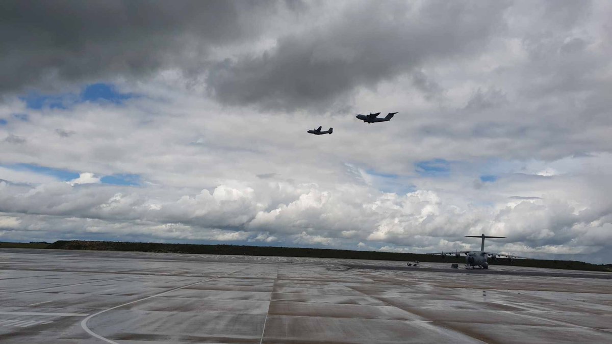 TouraineA400M's tweet image. Mais que font-ils ??? #a400m #transall #anniversary @Armee_de_lair #ba123 #avgeek