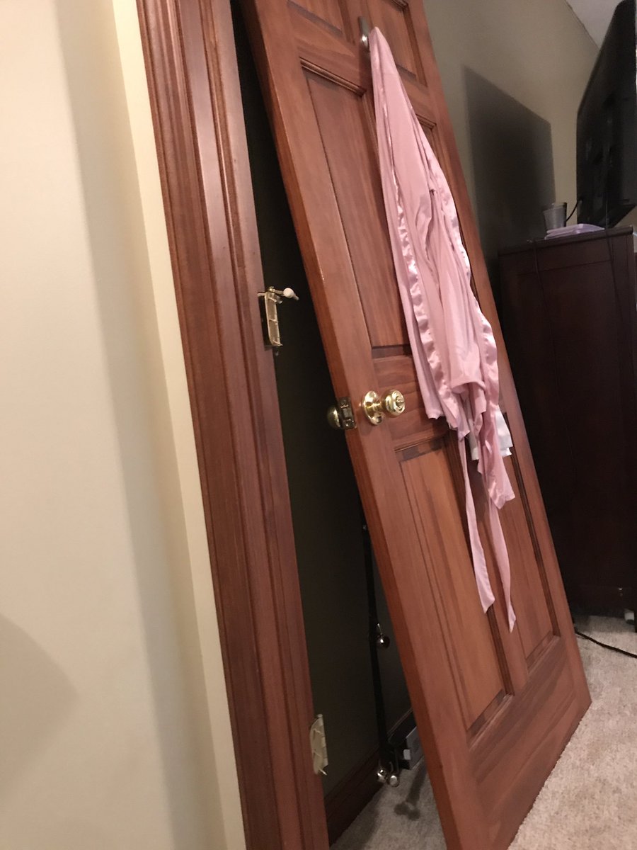 LindseyDeem's tweet photo. This is how my day is going- My aunt brought me Christmas decorations with my mom. My mom just ripped our bedroom door off the hinges while we were outside 😠she kept pulling it the wrong way and wondered why it was stuck 🤦🏻‍♀️like I can’t even https://t.co/CYcnKll3yU