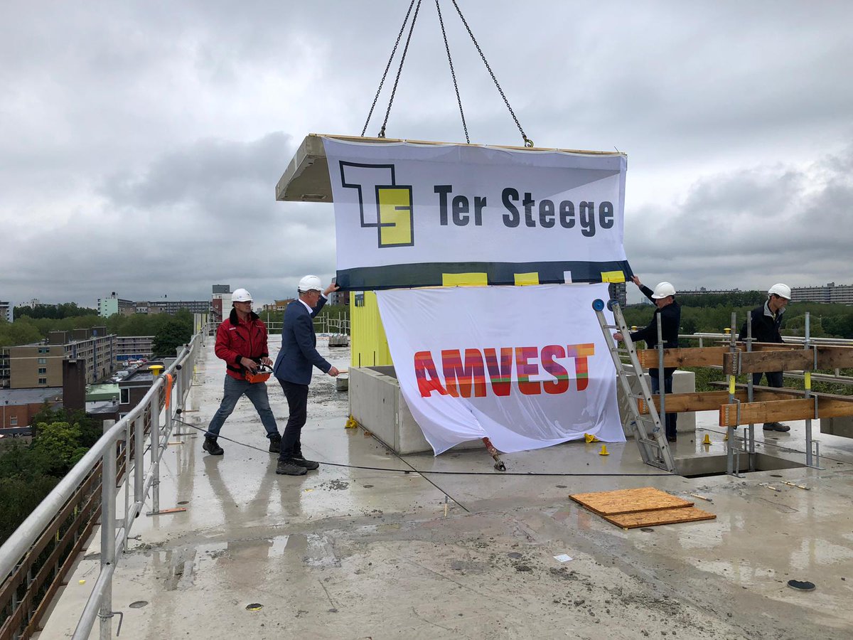 Eddy_Arkesteijn's tweet photo. Vanmiddag is het hoogste punt van de 68 apartementen aan de Koningslaan bereikt! @TSBouwVastgoed #west.

Ook u kunt dit mooie project a.s. zaterdag bezoeken op de @dagvandebouw https://t.co/vSeVGOREJM