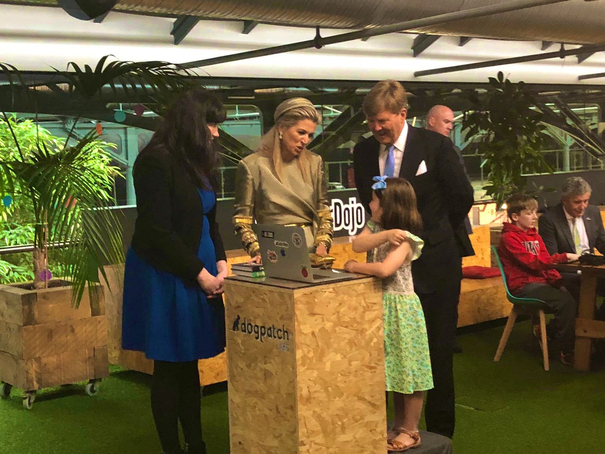 IrelandinNL's tweet image. King Willem-Alexander and Queen Máxima visited the @dogpatchlabs start-up hub in the heart of Dublin’s Silicon Docks.

@CoderDojo were there training the coders of the future! 💻

Irish and Dutch passion for tech innovation was on show - from all ages! 🇮🇪🇳🇱 #OranjeAndGreen #NLIRL