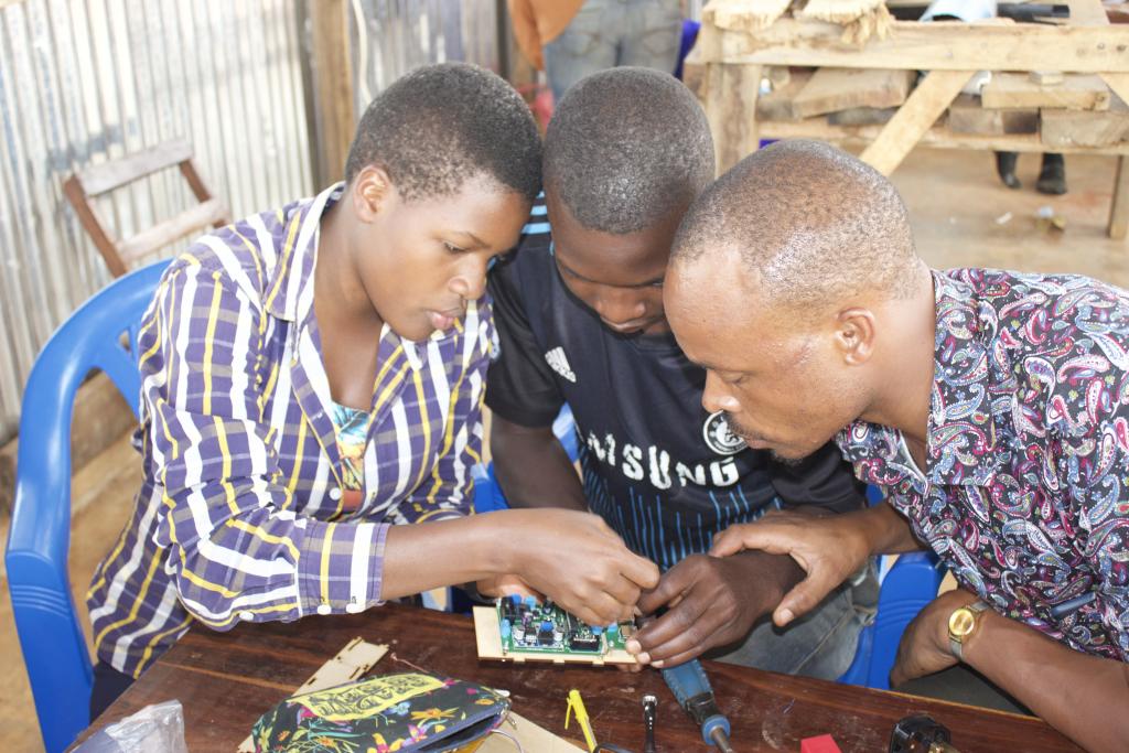 The Le1 is a charge controller that can take power from a source of electricity and use it to power something, such as a lightbulb, a mobile phone or a power bank.

Find out more about how students will develop their skills in today’s blog here: localelectricity.org/the-le1-engagi…