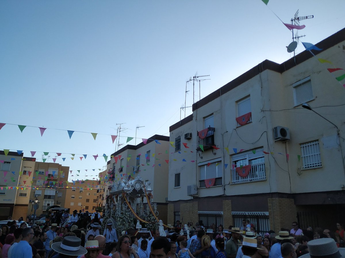 #ElRocío19 | La <a href="/HdadRocioPuebla/">Hdad Rocio Puebla del Río</a> llega a la Barriada de Las Marismas y Tucumán rodeada de un gran ambiente.

#RocíoLPDR19 #LaPueblaRociera