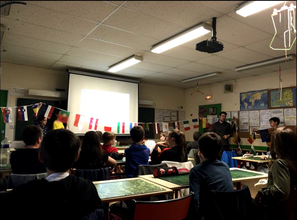 EuropeDirectPyr's tweet photo. Notre Centre #EuropeDirect sensibilise les primo-votants 🇪🇺de 2029 😉!
Place aux écoliers en juin pour les animations sur l'Europe: de #PromAude à Lézignan-Corbières à l'école #Boussiron #Perpignan en passant par l'institution Saint-Louis de Gonzague ... https://t.co/OnAyB9EZLl